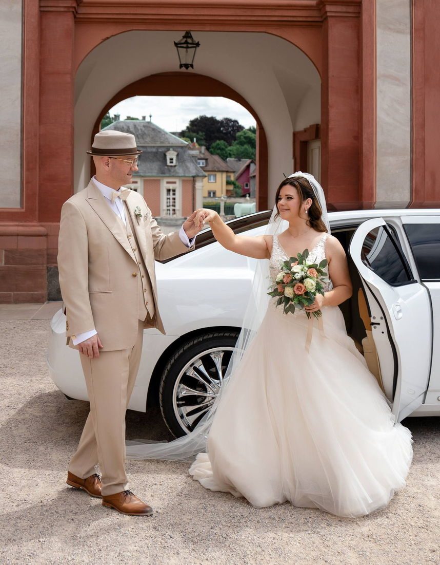 Weißer Hochzeitsanzug und weißer Hosenanzug für Braut und Bräutigam
