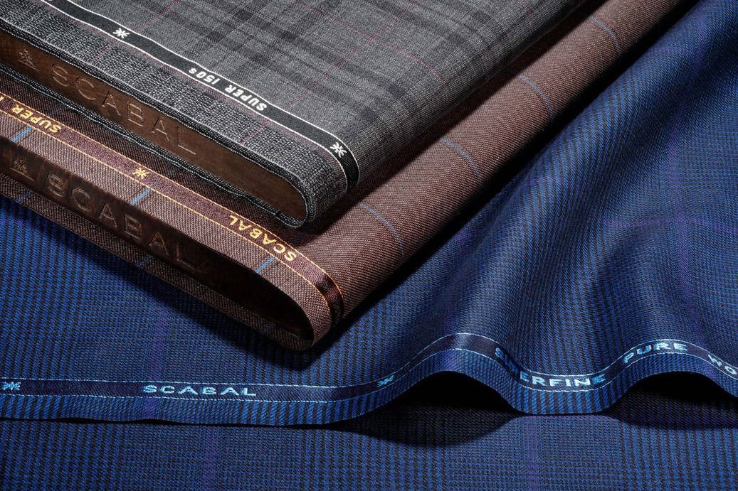Musterbuch mit Scabal Anzugstoffen im Atelier